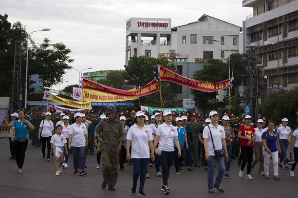 Hơn 1.500 người đi bộ kêu gọi mọi người “Không lái xe khi đã uống rượu bia” ảnh 2