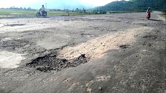 Tan nát tuyến đường ở Khu kinh tế Vũng Áng ảnh 7