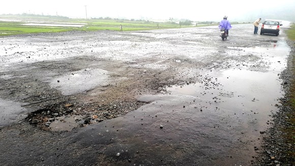 Tan nát tuyến đường ở Khu kinh tế Vũng Áng ảnh 2
