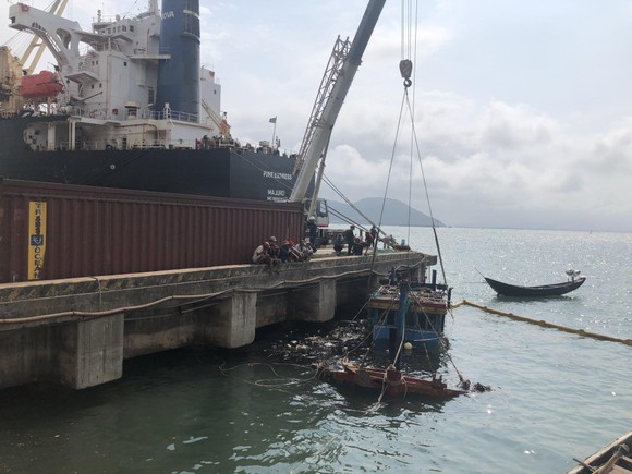 Hai tàu cá của ngư dân bị chìm ở khu vực cảng biển Vũng Áng ảnh 2