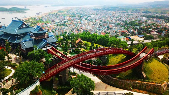 Giới trẻ đua nhau check-in Cầu Koi Hạ Long ảnh 1