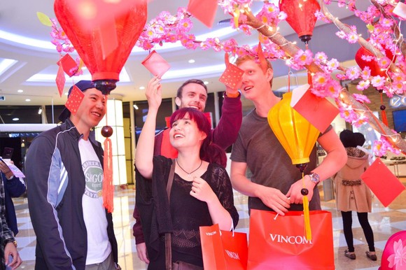 Vui tết gắn kết, sắm quà đắc lộc tại Vincom ảnh 12