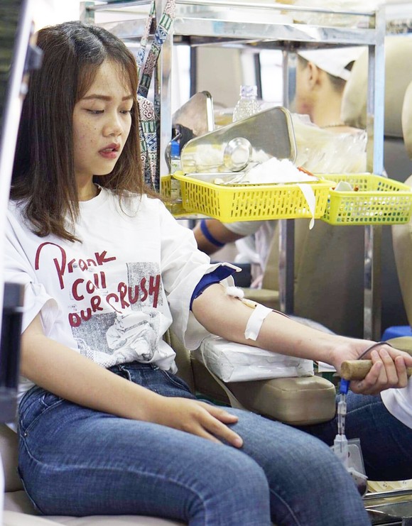 Hơn 1.000 đơn vị máu được tiếp nhận trong ngày hội hiến máu ảnh 1