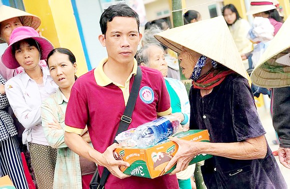 Tình người trong mưa lũ ảnh 1