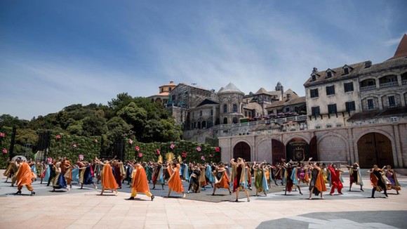Bật mí khoảnh khắc ấn tượng trước show nghệ thuật quy mô ảnh 12