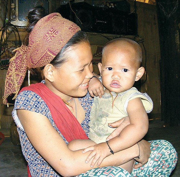 Bừng sáng bản “người ngủ ngồi” ảnh 1