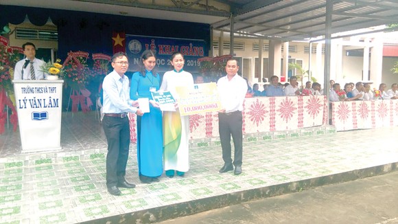 Bảo hiểm PVI trao học bổng, quà tặng và bảo hiểm cho học sinh, sinh viên nhân dịp năm học mới ảnh 3
