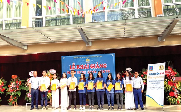 Bảo hiểm PVI trao học bổng, quà tặng và bảo hiểm cho học sinh, sinh viên nhân dịp năm học mới ảnh 1