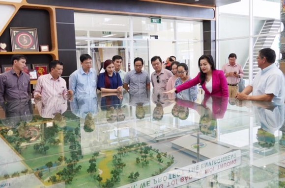 Đoàn bác sĩ quản lý y tế ở TPHCM tìm hiểu quy trình xử lý chất thải của VWS ảnh 2