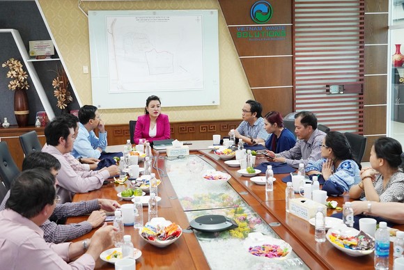 Đoàn bác sĩ quản lý y tế ở TPHCM tìm hiểu quy trình xử lý chất thải của VWS ảnh 3
