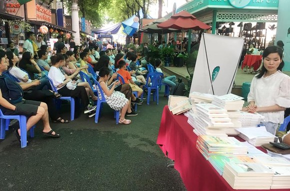 "Tuổi thơ tìm thấy" và "Không việc gì phải vội" - Sách về phương pháp cân bằng trong giáo dưỡng con cái ảnh 1