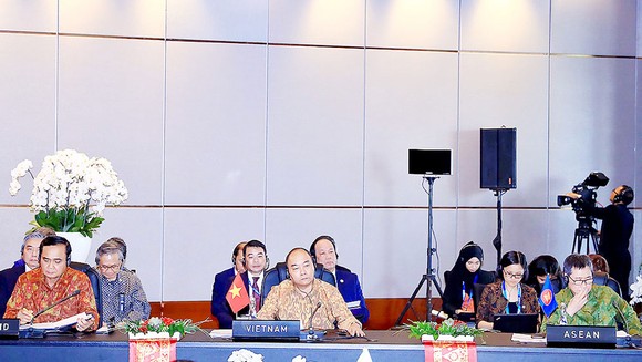 Thủ tướng Nguyễn Xuân Phúc gặp các nhà lãnh đạo ASEAN: Tăng hợp tác và kết nối đa phương ảnh 1