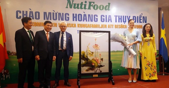 Công chúa Thụy Điển gặp gỡ tiếp xúc với NutiFood tại TP Hồ Chí Minh ảnh 1