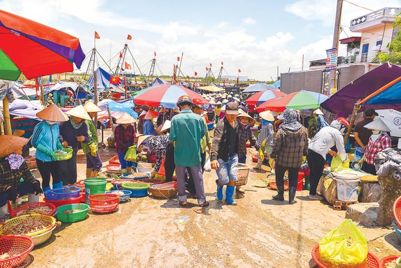 Mưu sinh bến cá trưa ảnh 1
