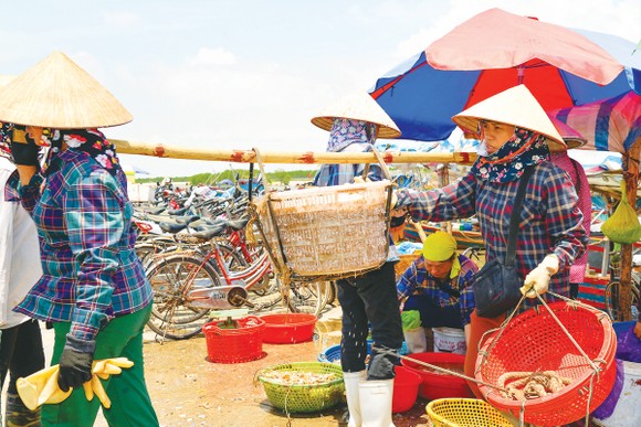 Mưu sinh bến cá trưa ảnh 3