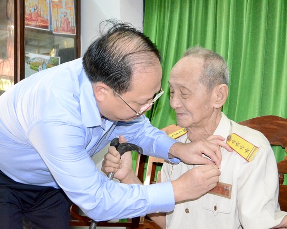 Trao Huy hiệu 70 năm tuổi Đảng cho đảng viên cao tuổi Đảng ảnh 2