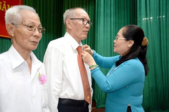Quận 10, quận 11 trao Huy hiệu Đảng đợt ngày 7-11-2018 ảnh 2