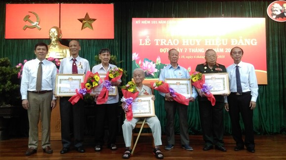 Quận 10, quận 11 trao Huy hiệu Đảng đợt ngày 7-11-2018 ảnh 1