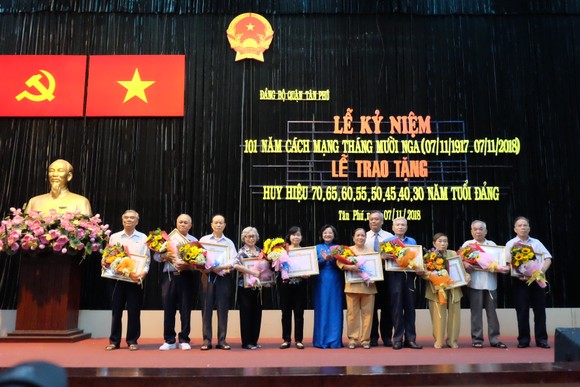 Nhiều quận trao Huy hiệu Đảng đợt 7-11-2018 ảnh 1