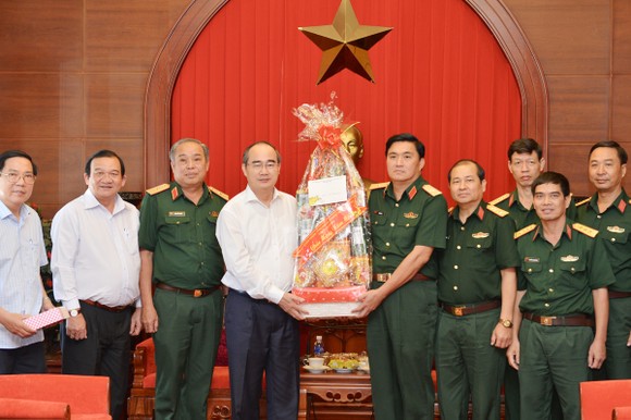 Bí thư Thành ủy TPHCM Nguyễn Thiện Nhân thăm, chúc tết lực lượng vũ trang tại TPHCM ảnh 1