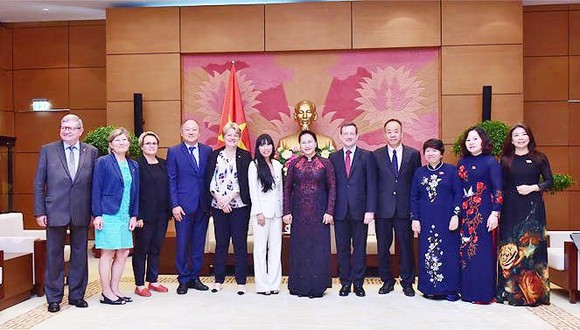 Chủ tịch Quốc hội Nguyễn Thị Kim Ngân tiếp Nhóm nghị sĩ hữu nghị Pháp - Việt ảnh 2