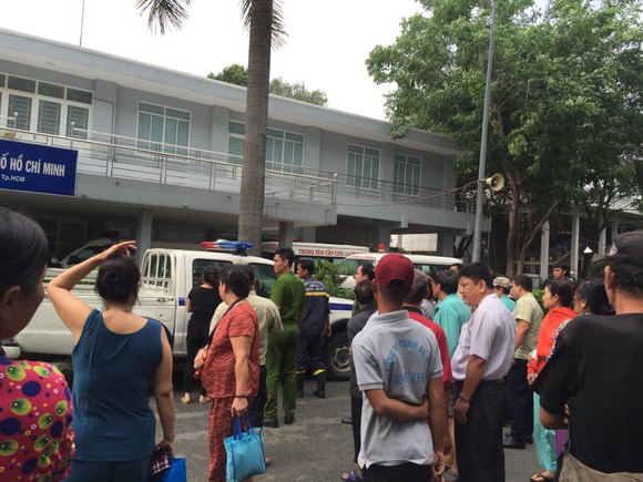 Giải cứu thanh niên dọa nhảy lầu ở Bệnh viện Trưng Vương ảnh 5