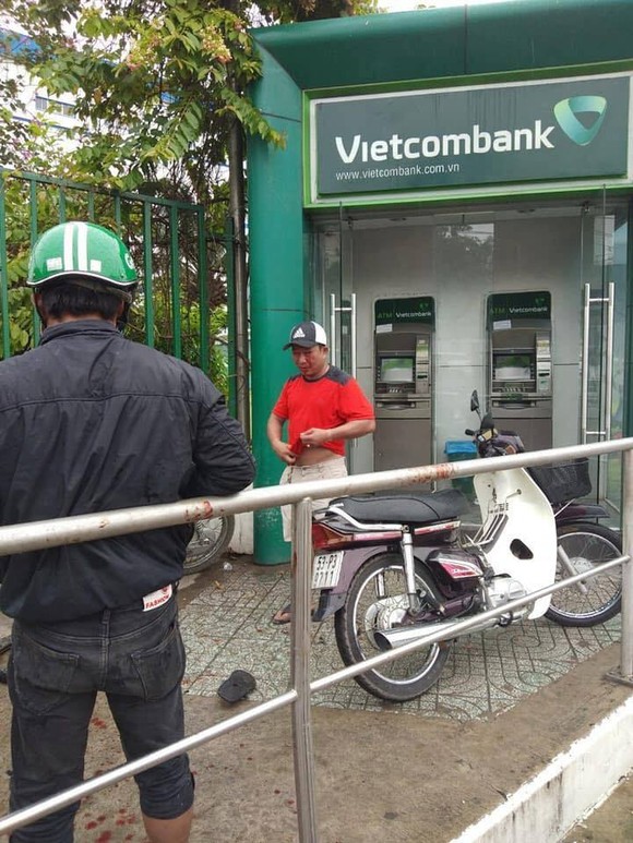 Bắt kẻ dùng ớt trét vào mắt người dân cướp tài sản ngay tại trụ ATM ảnh 1