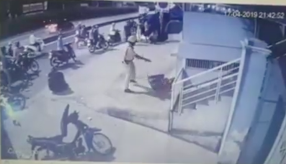 Xôn xao clip CSGT chĩa súng, đánh 2 người sau va chạm giao thông ảnh 2