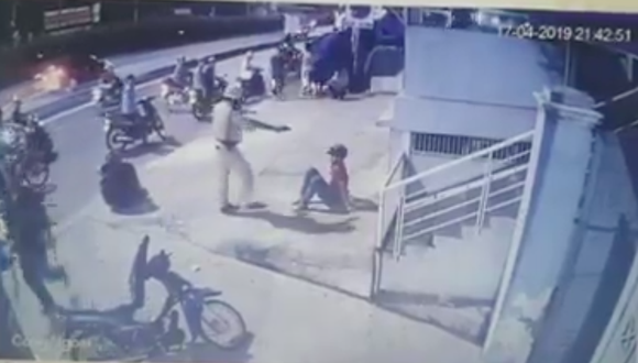 Xôn xao clip CSGT chĩa súng, đánh 2 người sau va chạm giao thông ảnh 1