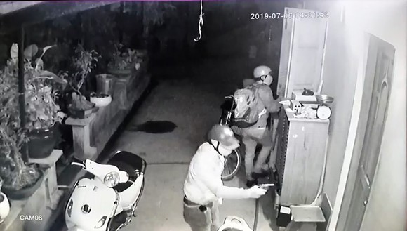 Nhóm đối tượng dùng súng tấn công 1 gia đình hết sức táo tợn ảnh 2