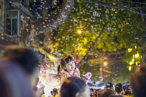 Người Hà Nội chen chúc chơi Trung thu sớm ảnh 3