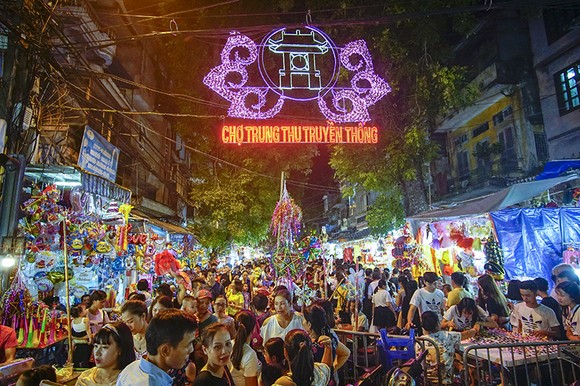 Người Hà Nội chen chúc chơi Trung thu sớm ảnh 2