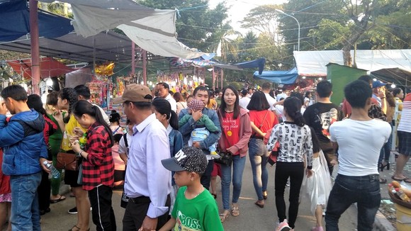 Đà Nẵng: Công viên 29 tháng 3 ngập rác sau tết ảnh 1