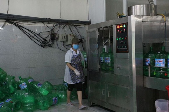 Đà Nẵng: Cúp nước liên tục, nước đóng chai “lên ngôi” ảnh 3
