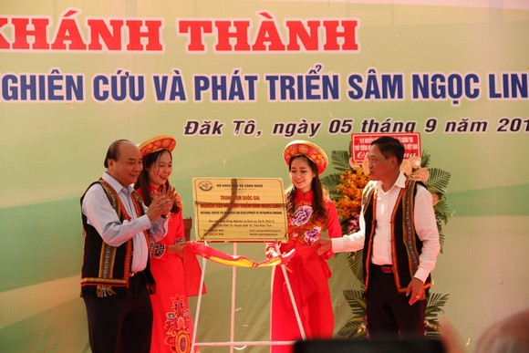 Thủ tướng Nguyễn Xuân Phúc dự khánh thành trung tâm nghiên cứu sâm Ngọc Linh ảnh 2