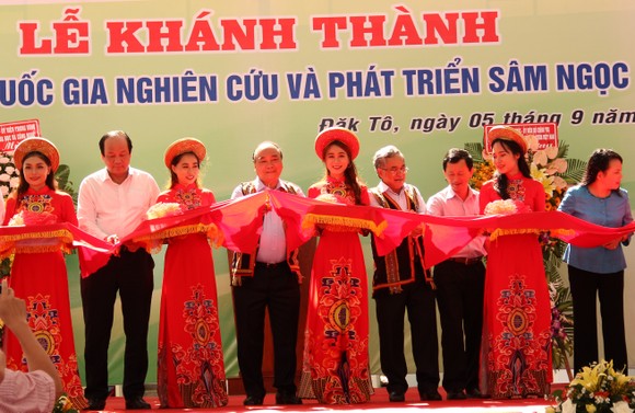 Thủ tướng Nguyễn Xuân Phúc dự khánh thành trung tâm nghiên cứu sâm Ngọc Linh ảnh 1
