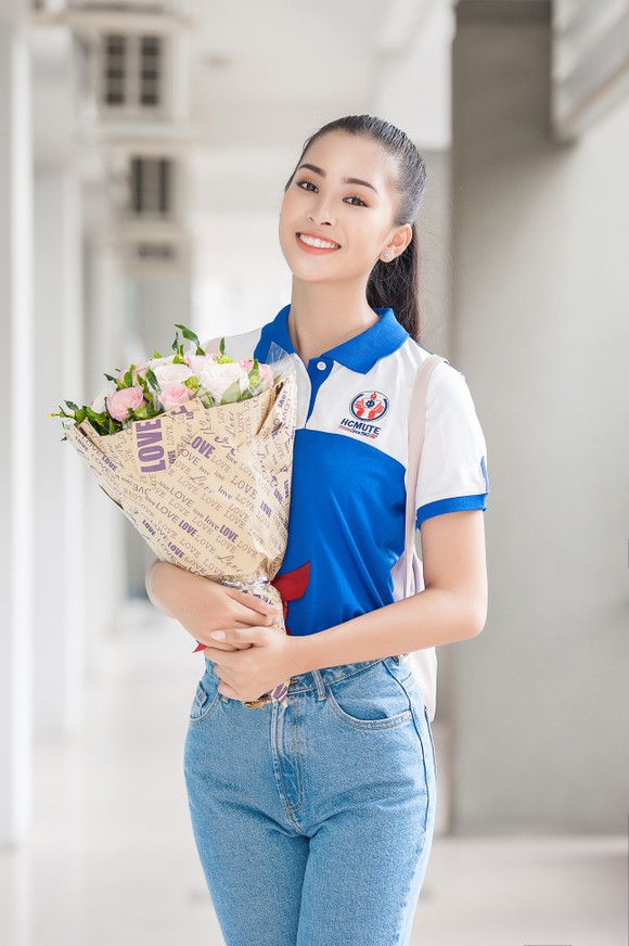 Hoa hậu Tiểu Vy về trường, tham gia buổi học đầu tiên ảnh 1