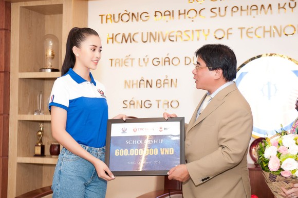 Hoa hậu Tiểu Vy về trường, tham gia buổi học đầu tiên ảnh 3