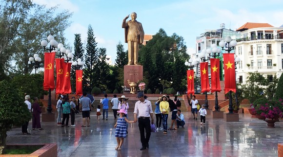 Hàng ngàn khách tham quan đổ về Cần Thơ dịp 2-9 ảnh 1