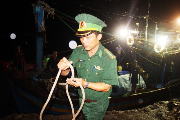 Tàu cá trên 1 tỷ bị sóng biển nhận chìm, 10 ngư dân thoát chết nhờ can nhựa... ảnh 2