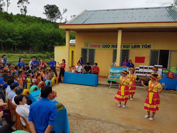 Trao tặng phòng học và nhà vệ sinh cho đồng bào Mã Liềng ảnh 1
