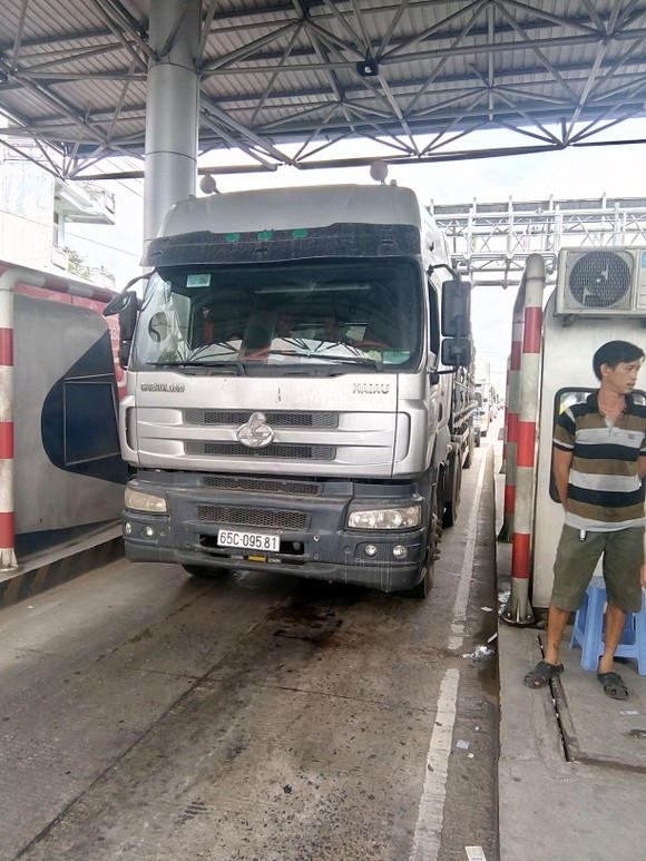 Tài xế tiếp tục không mua vé gây ùn ứ xe ở trạm BOT Cần Thơ - Phụng Hiệp ảnh 4
