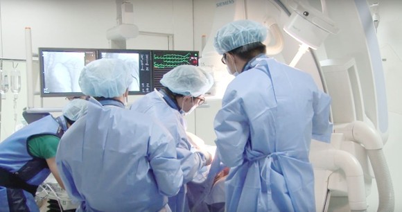Cứu sống bệnh nhân người Pháp bị nhồi máu cơ tim lúc giữa đêm ảnh 1