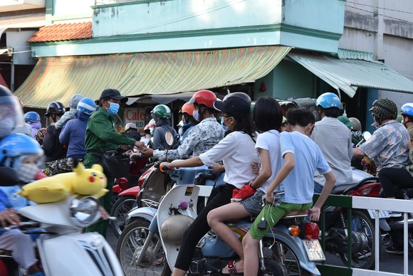Người dân tấp nập về lại thành phố sau kỳ nghỉ lễ ảnh 3