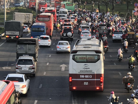 Người dân tấp nập về lại thành phố sau kỳ nghỉ lễ ảnh 4