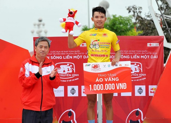 Huỳnh Thanh Tùng tặng quà cưới cho vợ bằng chiến thắng ở Cúp xe đạp Truyền hình TPHCM ảnh 1