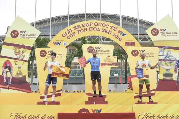 Giải xe đạp quốc tế VTV Cúp: Ép xe phạm luật, tay đua Hàn Quốc mất áo vàng lẫn áo xanh ảnh 2