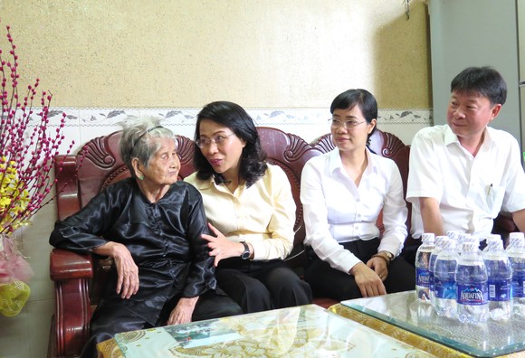 TPHCM tặng mỗi Mẹ Việt Nam Anh hùng 2 triệu đồng dịp 27-7 ảnh 1