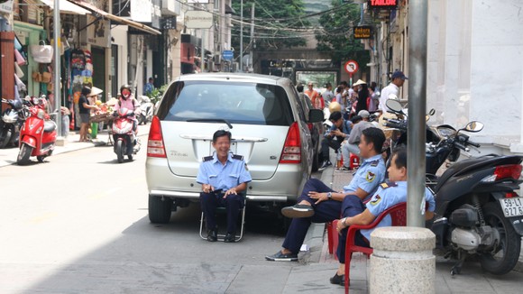 Vỉa hè nhiều tuyến đường khu vực trung tâm bị tái chiếm ảnh 1