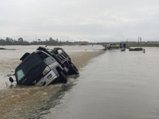 Downpour & flooding cause at least six dead & missing ảnh 1